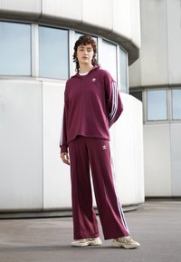 adidas Originals 3 STRIPES - Potiskana majica - victory crimson