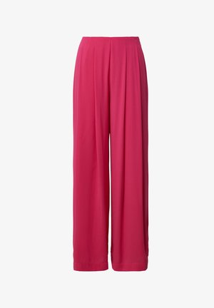 Różowe, szerokie spodnie wykonane z gładkiego, lekkiego materiału. Posiadają fałdy w talii i prosty krój. Brak widocznych kieszeni.