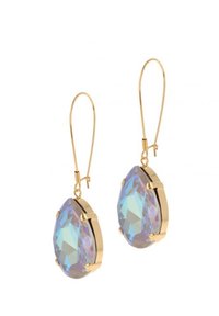 Gouden oorbellen met grote, peervormige, iriserende kristallen met een facetteer oppervlak, bevestigd aan dunne draad haken.