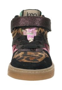 Hoge sneaker met luipaardprint, metallic roze band en tong, zwarte veters en een tan rubberen zool, vooraanzicht.