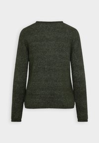 Ciemnozielony sweter z długimi rękawami, prostym, zaokrąglonym dekoltem i miękką fakturą. Posiada ściągacze przy rękawach i u dołu.