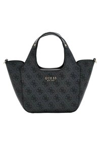 Bolso tote negro con una superficie texturizada que presenta un patrón de logotipos en toda la superficie. Asas similares a espuma y una placa de marca de metal dorado en la parte frontal.