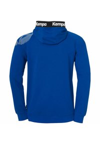 Haut à capuche bleu avec un logo "Kempa" noir sur le col, doté d'un motif en mesh sur l'épaule et d'une coupe standard. Texture douce et manches longues.