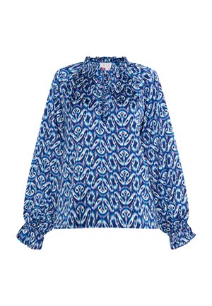 Modrá vzorovaná blůza s volánkovým límcem, dlouhými rukávy a nařasenými manžetami. Obsahuje složitý, abstraktní design v různých modrých tónech.