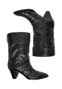 Czarne skórzane kozaki za kostkę o luźnym fasonie, z zaostrzonym noskiem i zwężającym się obcasem. Gładkie wykończenie oraz złożony mankiet u góry.