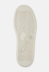 Helle, beige Gummisohle mit gewelltem Profil, das das "Camper"-Logo aufweist. Glatte Textur mit abgerundeten Kanten und keinen sichtbaren Kennzeichnungen.