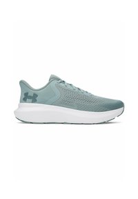 Lichtblauwe sport schoen met ademend mesh bovenwerk, gewatteerde kraag, platte veters en witte dempende zool. Heeft getextureerde zijpanelen.