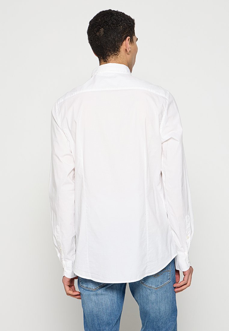 Weißes Langarmhemd mit Button-Down-Kragen und glatter Textur, mit Knopfdetails an den Manschetten und einem abgerundeten Saum.