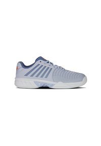 Hellblaues Sportschuh mit einer strukturierten Oberfläche, Mesh-Einsätzen und weißer Sohle. Verfügt über dezente blaue Akzente und eine verstärkte Ferse.