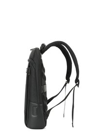 Zaino nero con un motivo testurizzato, zip laterale, spallacci imbottiti e una silhouette strutturata. Realizzato in un tessuto resistente e materiale sintetico.