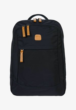 Zwarte rugzak gemaakt van duurzaam materiaal, met beige leren accenten, twee voorritsen en een handvat aan de bovenkant. Glad oppervlak met een minimalistisch ontwerp.