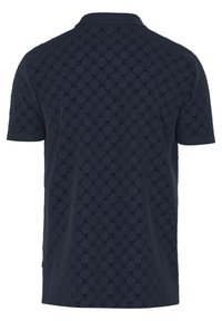 Marineblå polo t-shirt med et tekstureret mønster af sammenflettede former, korte ærmer og klassisk krave.
