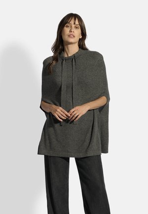 Cappa grigio scuro con vestibilità ampia, realizzata in tessuto morbido, con un colletto legato e aperture laterali per le braccia. Design semplice ed elegante.
