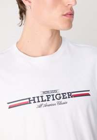 Tommy Hilfiger CHEST STRIPE TEE - T-shirt con stampa - white