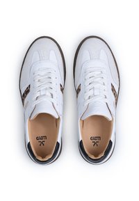 Weiße Sneaker mit Wildlederakzenten und seitlichen Leopardenprint-Elementen. Sie verfügen über runde Schnürsenkel, eine gepolsterte Innensohle und eine braune Gummiaußensohle.