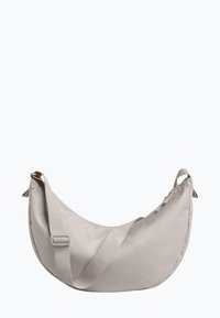 Borsa hobo realizzata in nylon beige leggero. Presenta una forma curvata, una tracolla regolabile e un design minimalista senza hardware visibile.