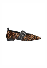 Zapato plano de estampado de leopardo con punta afilada, tira de cuero negro y detalle de hebilla. Textura suave, tacón bajo y sutil borde negro.