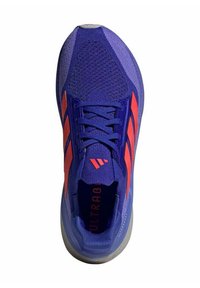 Chaussure de course violette avec des accents orange, dessus en tricot texturé, fermeture à lacets et semelle rembourrée. Présente la marque 'ULTRABOOST'.