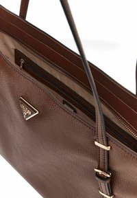 Borsa a tracolla in pelle marrone con un'esterno texturizzato, hardware in tonalità dorata e una tasca interna con zip foderata in beige.