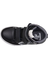 Schwarze High-Top-Sneaker aus synthetischem Material mit drei Klettverschlüssen, perforierter Zehenkappe und grauen Akzenten an der Seite.