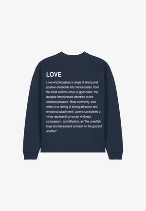 Felpa blu navy con testo bianco. La parte anteriore mostra in modo prominente la parola "AMORE", seguita da una descrizione dettagliata in testo più piccolo.