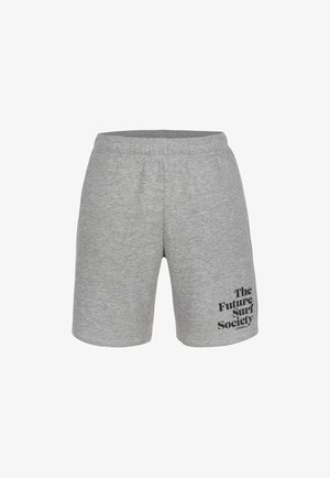Bermudas grises informales con cinturilla elástica y texto negro "La Sociedad de Surf del Futuro" en la parte inferior de la pierna derecha.