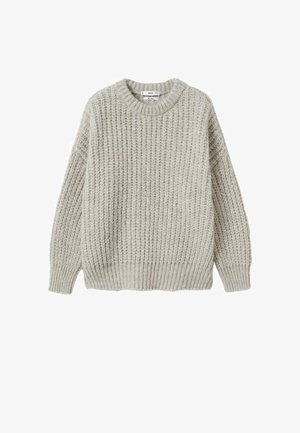 Pull gris tricoté avec un col rond, associé à une jupe midi plissée blanche et des bottines noires à talons.