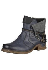 Bottine en cuir bleu montant jusqu'à la cheville avec un revers en feutre gris, une sangle noire, une corde décorative et un petit talon en bois.