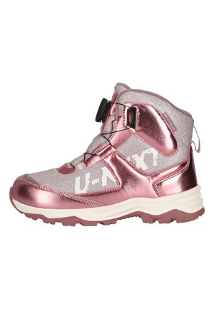 Pink und silberner Outdoor-Hochschaftstiefel mit robuster Sohle, Schnellverschlusssystem und "waterproof"-Etikett an der Seite.