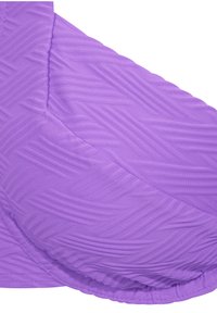 Fialový bikinový top s textúrovaným povrchom a vzorovaným dizajnom, s zakrivenými švami a hladkým materiálom. Žiadne hardvérové prvky ani ďalšie akcenty nie sú viditeľné.