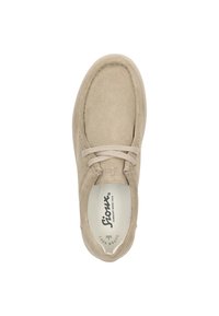 Souliers en daim beige avec un bout arrondi, un laçage et une texture douce. L'intérieur présente une semelle intérieure avec un logo et un texte contrastant.