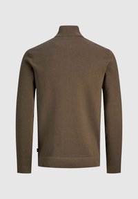 Pull en maille de couleur vert olive foncé, avec un col montant et des manches longues. Texture lisse avec un motif côtelé subtil et des détails au niveau de l'ourlet.
