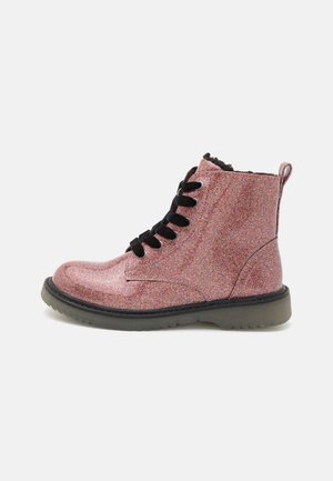 Pink glitrende snørestøvle til anklen med sorte snørebånd, tyk grå sål og trækkehank bagpå, vist i profil mod hvid baggrund.