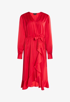 Rode wikkeljurk van satijnen stof, met lange mouwen, een riem op de taille en een rucheszoom. Opvallende v-halslijn en een gladde textuur.