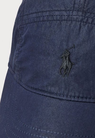 Navy zila kokvilnas cepure ar izliekto briedi un melnu izšūtu polista stundas uz zirga priekšējā panelī.