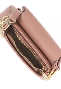 Borsa a tracolla in pelle rosa chiaro con accessori in oro, dotata di più scomparti con zip e una tracolla corta. Texture liscia.