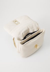 Tommy Hilfiger SOFT CROSSOVER - Torba preko tijela - sugarcane