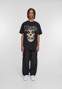 Upscale by Mister Tee UPSCALE X MISFITS OVERSIZE - T-shirts print - black