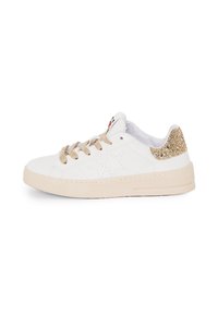 Sneaker bianco con tomaia in pelle testurizzata, accento dorato brillantinato sul tallone e lacci beige. Suola in gomma piatta con dettagli sottili.