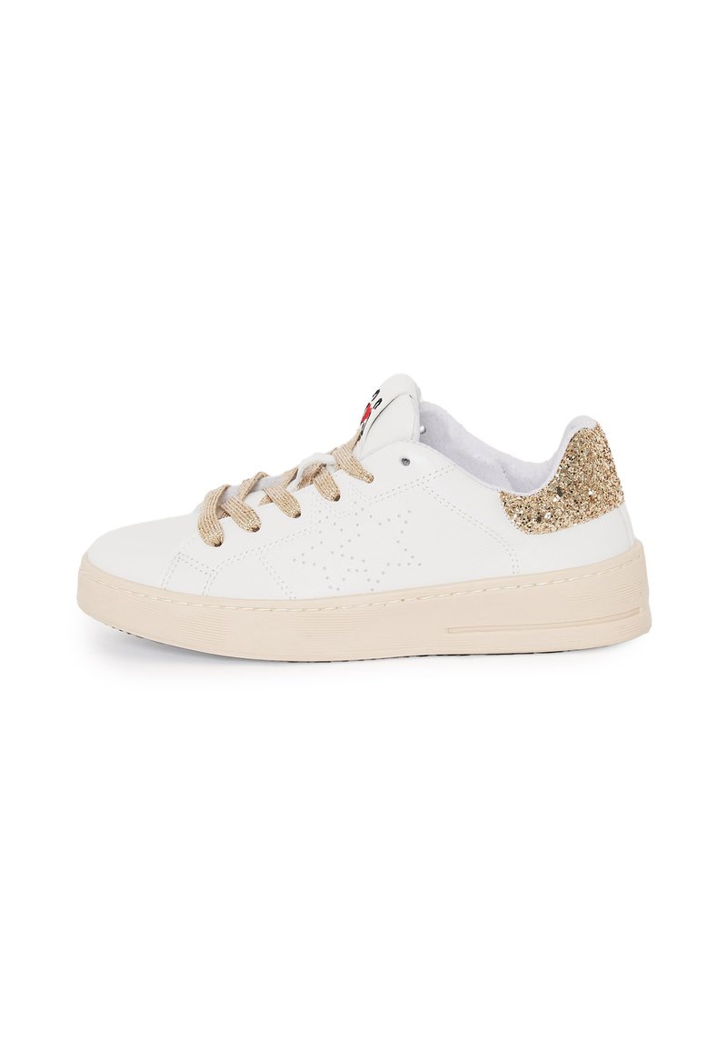 Sneaker bianco con tomaia in pelle testurizzata, accento dorato brillantinato sul tallone e lacci beige. Suola in gomma piatta con dettagli sottili.