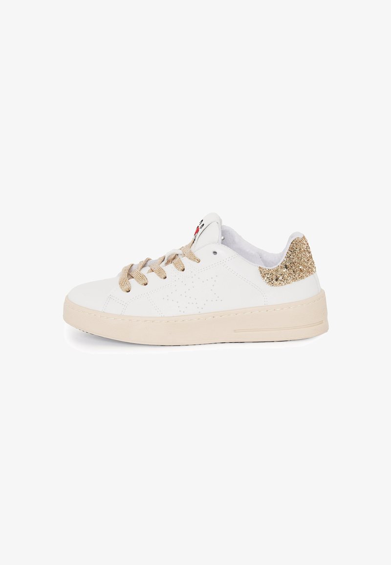 Sneaker bianco con tomaia in pelle testurizzata, accento dorato brillantinato sul tallone e lacci beige. Suola in gomma piatta con dettagli sottili.