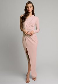 Sukienka zasłonięta, na jedno ramie, w miękkim różowym materiale z bocznym rozcięciem. Posiada skręcony wzór w talii, zestawiona z cielistymi szpilkami z paskiem na kostce.