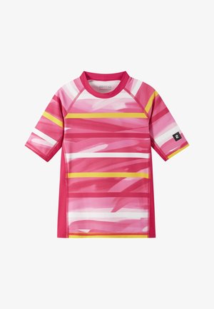 Kurzarm-Rashguard in Pink mit abstrakten Pinselstrichmustern und gelben Streifen. Hergestellt aus sonnenfestem Material mit einem erhöhten Kragen.