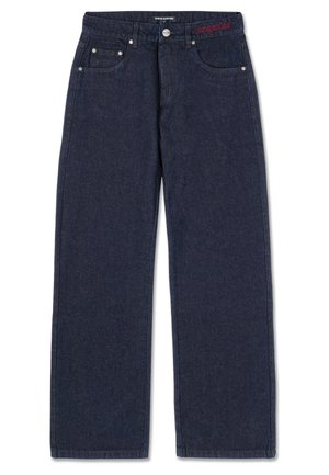 Tamno plavi traper hlače ravnog kroja. Ima pet džepova, srebrne zakovice i izvezeni logo na pojasu.