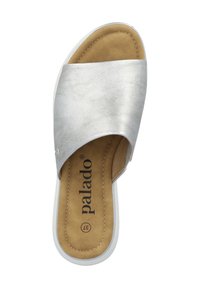 Zilveren crossband slide sandaal met een zachte, gestructureerde bovenkant, beige suède voetbed en witte rubberen zool. Merkennaam "palado" zichtbaar.