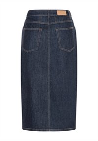 Jupe en denim bleu foncé de forme crayon, longueur mi-cuisse, avec deux poches arrière, surpiqûres contrastantes et une étiquette en cuir à la taille.