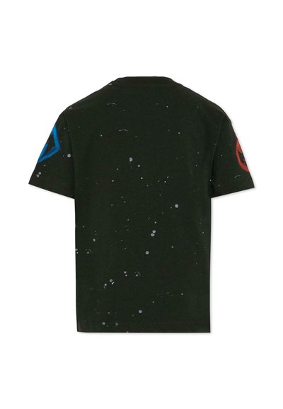 Czarny bawełniany t-shirt z niebieskimi i czerwonymi geometrycznymi kształtami na rękawach, z wzorem rozpryskującym oraz krótkimi rękawami, o standardowym kroju.