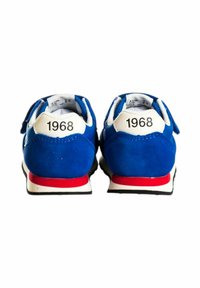 Sneaker blu in suede con accenti bianchi, con la scritta '1968' sul tallone e una suola in gomma rossa. La vista posteriore mette in evidenza il design e la texture.