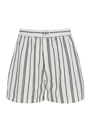Białe bawełniane szorty z pionowymi czarnymi paskami i elastycznym pasem z małą naszywką z logo WRBSTBVR Studio.