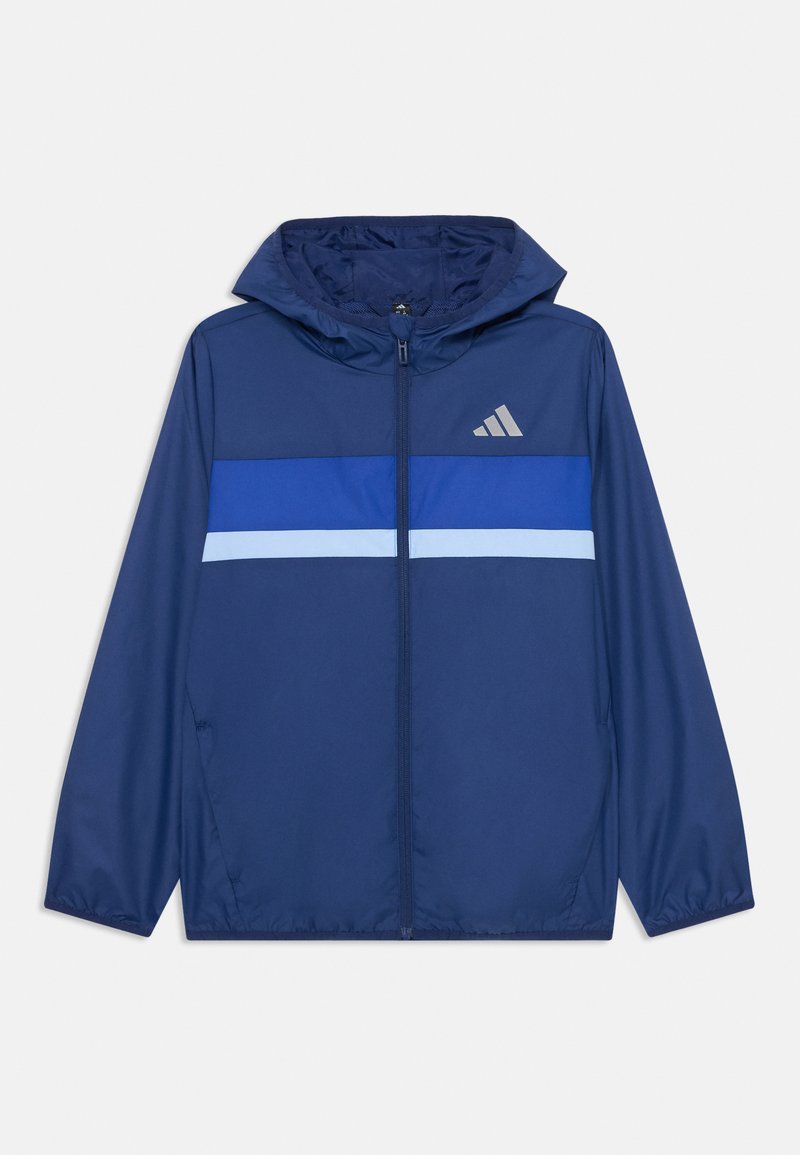 Chaqueta con capucha de color azul marino, hecha de un tejido ligero, con cierre de cremallera en el frente, amplias rayas azules y un logotipo gris en el lado izquierdo del pecho.